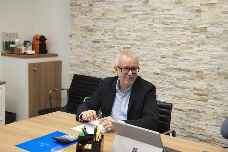 Assessor de Servigest Barberan atenent un client